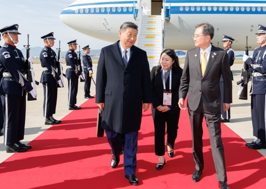 习近平抵达韩国出席亚太经合组织第三十二次领导人非正...